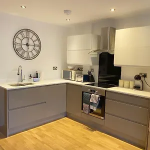 Bevendean Hut - Modern 5 Bedroom House, With Parking Brighton