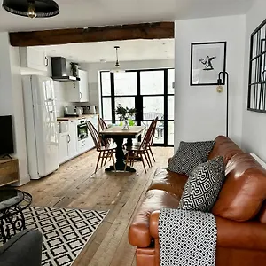 Stunning 3 Bedroom & 2 Bathroom With Patio Brighton